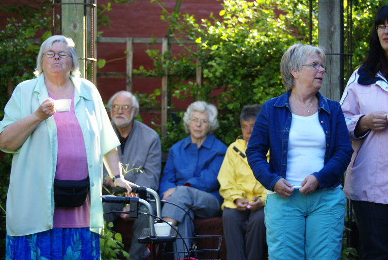Första frukost i Fridegårdsparken samlade ganska många deltagare när vädret var bra.